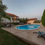 Pine Zadarvillas Vila *